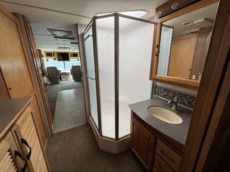 2005 FLEETWOOD Discovery Base