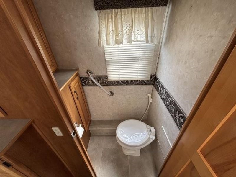 2005 FLEETWOOD Discovery Base