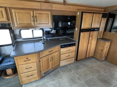 2005 FLEETWOOD Discovery Base